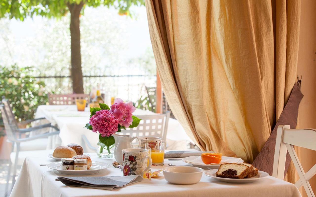 Hotel La Gardenia & Villa Oleandra Лимоне сул Гарда Екстериор снимка